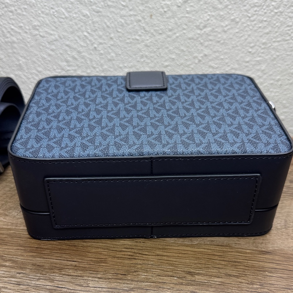 Michael Kors Cooper Lunch Box and Slim Zip Wallet Admiral Navy Set - Picture 5 of 10